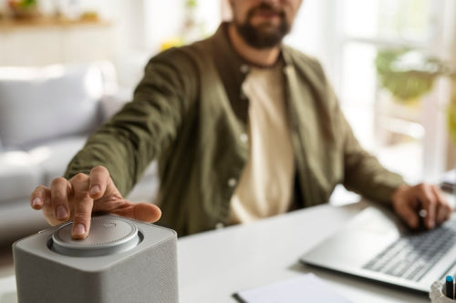 Bluetooth Speakers with Mic: Essential Tools for Professional Virtual Meetings