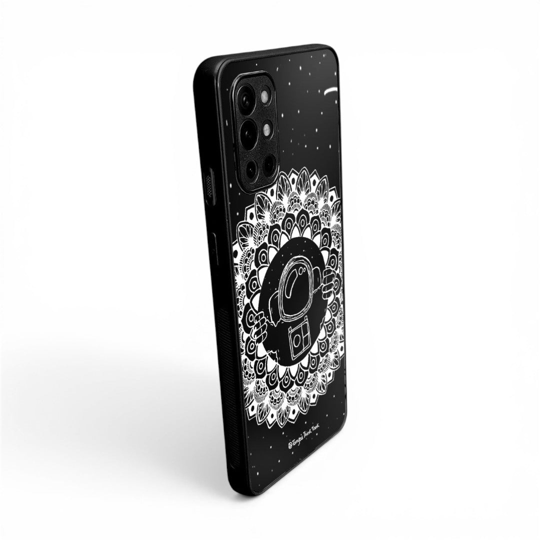 Astronaut Peeking White Phone Case for OnePlus 9r | Macmerise