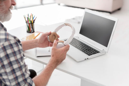 The Role of Personalized Accessories in Enhancing Virtual Work Environments