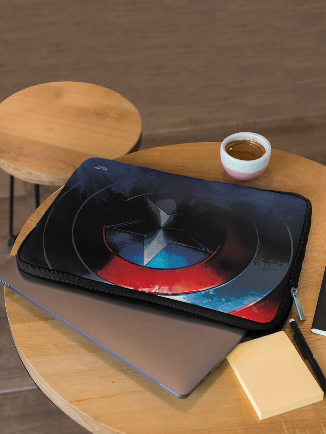 Grunge Cap Shield - Laptop Sleeve 13 inches